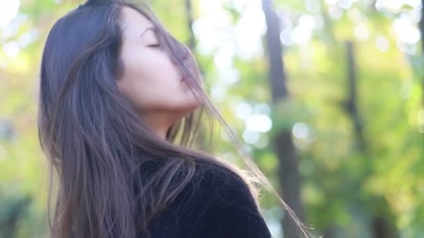 Primo Piano Bella Giovane Donna Che Gioca Con Capelli Ragazza — Video Stock