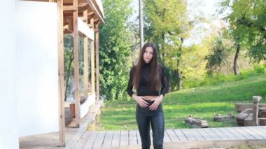 Güzel genç kadının saçları ile oynamak portre. Kız deri altına gider. Doğal makyaj ve onun uzun Rüzgar saçlarında kamera bakarken hareket sıralama ile genç ve güzel kız