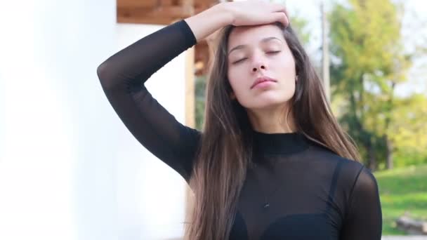 Крупный План Красивой Молодой Женщины Играющей Волосами Девушка Идет Кожаных — стоковое видео