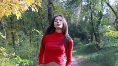 Güzel genç kadının saçları ile oynamak portre. Kız deri altına gider. Doğal makyaj ve onun uzun Rüzgar saçlarında kamera bakarken hareket sıralama ile genç ve güzel kız