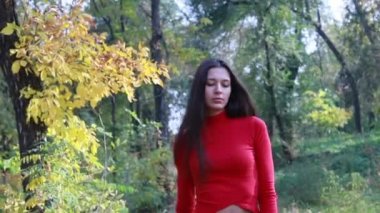 Güzel genç kadının saçları ile oynamak portre. Kız deri altına gider. Doğal makyaj ve onun uzun Rüzgar saçlarında kamera bakarken hareket sıralama ile genç ve güzel kız