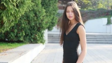 Güzel genç kadının saçları ile oynamak portre. Doğal makyaj ve onun uzun Rüzgar saçlarında kamera bakarken hareket sıralama ile genç ve güzel kız