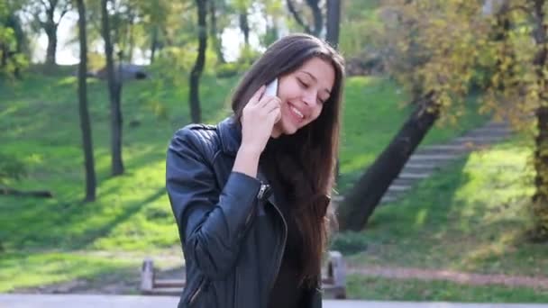 Közelkép Gyönyörű Fiatal Hajával Játszik Lány Megy Bőrnadrág Csinos Fiatal — Stock videók