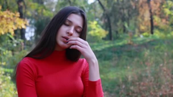 Primo Piano Bella Giovane Donna Che Gioca Con Capelli Ragazza — Video Stock