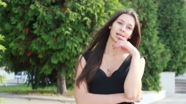 Güzel genç kadının saçları ile oynamak portre. Doğal makyaj ve onun uzun Rüzgar saçlarında kamera bakarken hareket sıralama ile genç ve güzel kız