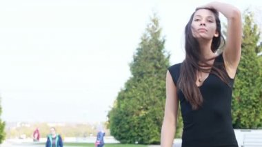 Güzel genç kadının saçları ile oynamak portre. Doğal makyaj ve onun uzun Rüzgar saçlarında kamera bakarken hareket sıralama ile genç ve güzel kız