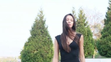 Güzel genç kadının saçları ile oynamak portre. Doğal makyaj ve onun uzun Rüzgar saçlarında kamera bakarken hareket sıralama ile genç ve güzel kız