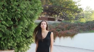 Güzel genç kadının saçları ile oynamak portre. Doğal makyaj ve onun uzun Rüzgar saçlarında kamera bakarken hareket sıralama ile genç ve güzel kız