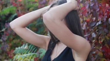 Güzel genç kadının saçları ile oynamak portre. Doğal makyaj ve onun uzun Rüzgar saçlarında kamera bakarken hareket sıralama ile genç ve güzel kız