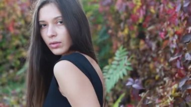 Güzel genç kadının saçları ile oynamak portre. Doğal makyaj ve onun uzun Rüzgar saçlarında kamera bakarken hareket sıralama ile genç ve güzel kız