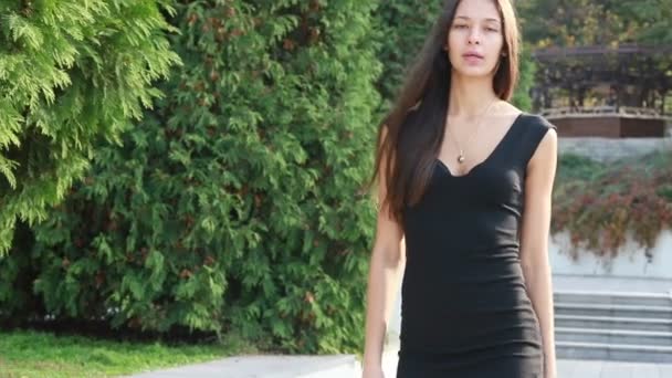 Gros Plan Belle Jeune Femme Jouant Avec Ses Cheveux Jolie — Video