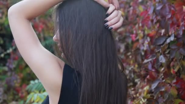 Primer Plano Hermosa Joven Jugando Con Pelo Hermosa Joven Con — Vídeos de Stock