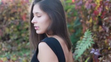 Güzel genç kadının saçları ile oynamak portre. Doğal makyaj ve onun uzun Rüzgar saçlarında kamera bakarken hareket sıralama ile genç ve güzel kız