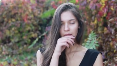 Güzel genç kadının saçları ile oynamak portre. Doğal makyaj ve onun uzun Rüzgar saçlarında kamera bakarken hareket sıralama ile genç ve güzel kız