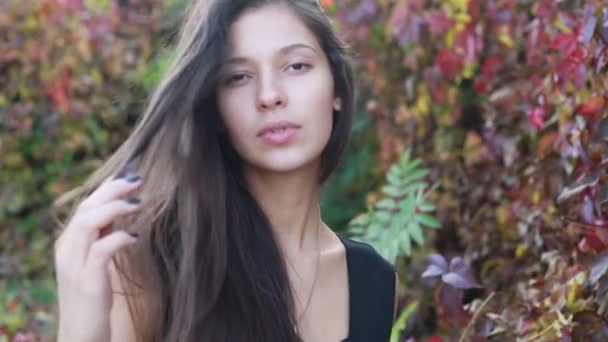 Κοντινό Πλάνο Του Όμορφη Νεαρή Γυναίκα Παίζει Μαλλιά Της Όμορφο — Αρχείο Βίντεο