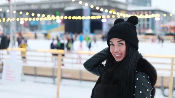 Zima Boże Narodzenie Osób Koncepcja Portret Młodej Kobiety Patrząc Kamery — Wideo stockowe