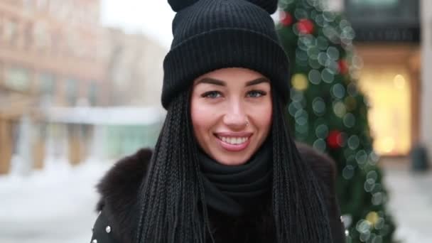 Talvi Joulu Ihmisten Käsite Muotokuva Nuoresta Naisesta Katselemassa Kameraa Hymyilemässä — kuvapankkivideo