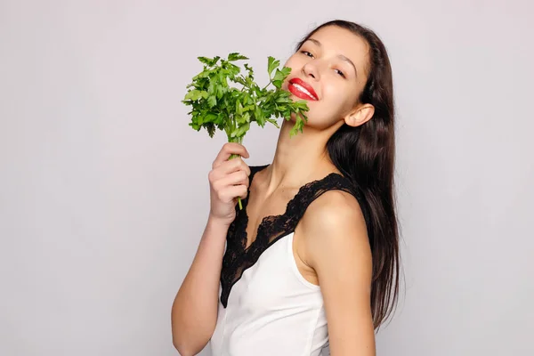 Hermosa Chica Sonriente Con Perejil Foto Moda Femenina Sobre Fondo — Foto de Stock