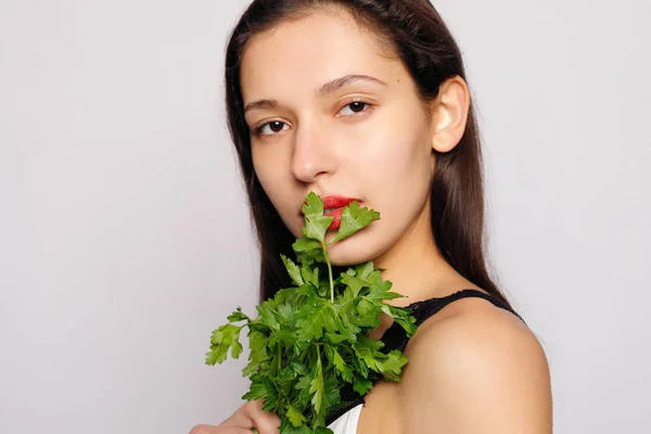 Hermosa Chica Sonriente Con Perejil Foto Moda Femenina Sobre Fondo — Foto de Stock