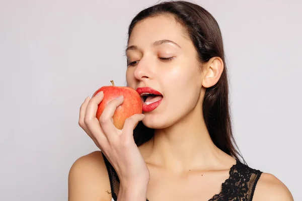 Alimentación Saludable Mujer Mordiendo Manzana Roja Con Dientes Perfectos Sobre — Foto de Stock