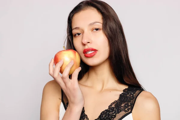 Alimentación Saludable Mujer Mordiendo Manzana Roja Con Dientes Perfectos Sobre — Foto de Stock