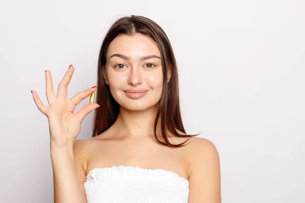 Hälsosam Kost Kost Vackra Fiskolja Leende Ung Kvinna Anläggning Piller — Stockfoto