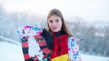 kar, kış, spor, insanlar, güzellik kavramı-gülen muhteşem bir kadın onun snowboard ile poz