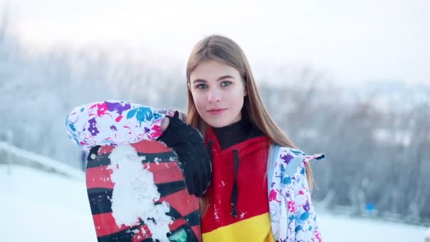 Snö Vinter Sport Människor Skönhet Koncept Leende Ursnygg Kvinna Poserar — Stockvideo