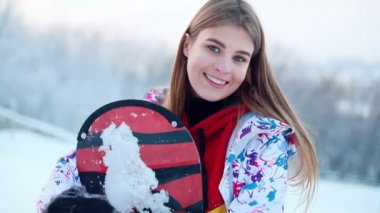 kar, kış, spor, insanlar, güzellik kavramı-gülen muhteşem bir kadın onun snowboard ile poz