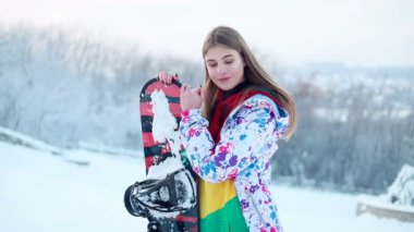kar, kış, spor, insanlar, güzellik kavramı-gülen muhteşem bir kadın onun snowboard ile poz