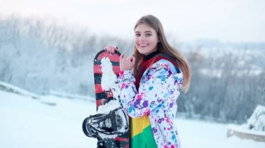 kar, kış, spor, insanlar, güzellik kavramı-gülen muhteşem bir kadın onun snowboard ile poz