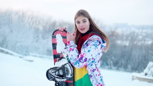 美丽的概念 微笑华丽的女人摆姿势与她的滑雪板 — 图库视频影像