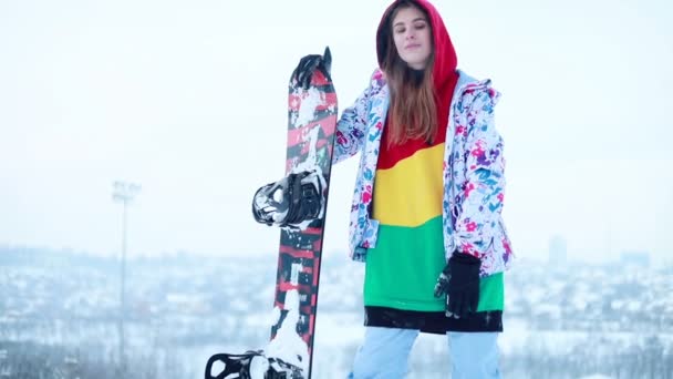 Schnee Winter Sport Menschen Schönheitskonzept Lächelnde Hinreißende Frau Posiert Mit — Stockvideo