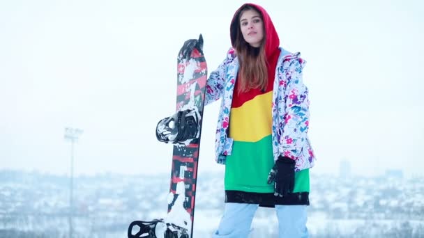 美丽的概念 微笑华丽的女人摆姿势与她的滑雪板 — 图库视频影像