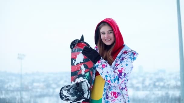 美容概念 女孩在冬天的森林里从热水瓶里倒热茶 年轻女子喜欢热饮和微笑 滑雪胜地 — 图库视频影像