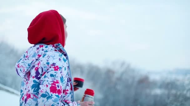 Сніг Зима Спорт Люди Концепція Краси Дівчина Гарячий Чай Термосу — стокове відео