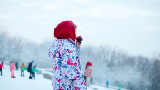 Neve Inverno Esporte Pessoas Conceito Beleza Menina Derrama Chá Quente — Vídeo de Stock