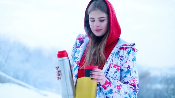 Nieve Invierno Deporte Gente Concepto Belleza Muchacha Vierte Caliente Del — Vídeo de stock