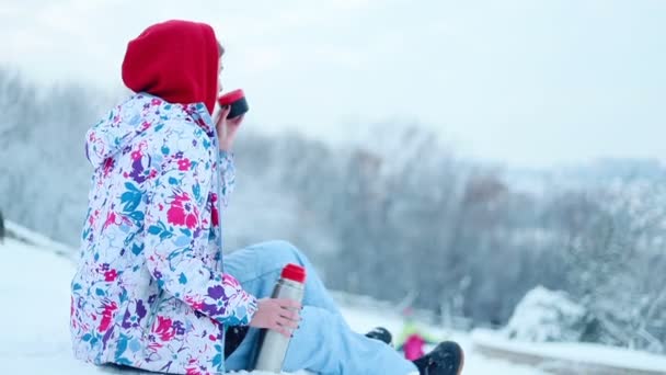 Snow Winter Sport People Beauty Concept Girl Pours Hot Tea — Stock Video