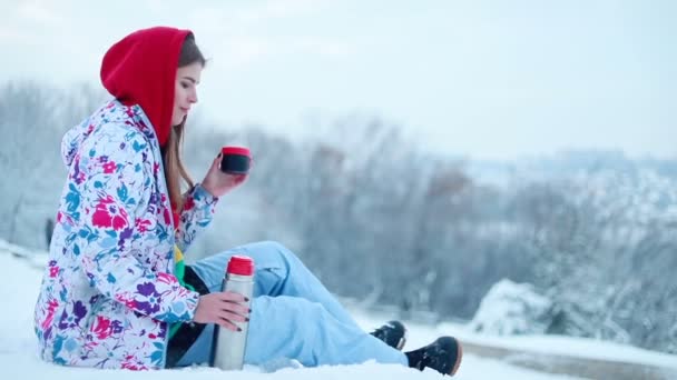 Schnee Winter Sport Menschen Schönheitskonzept Mädchen Gießt Heißen Tee Aus — Stockvideo