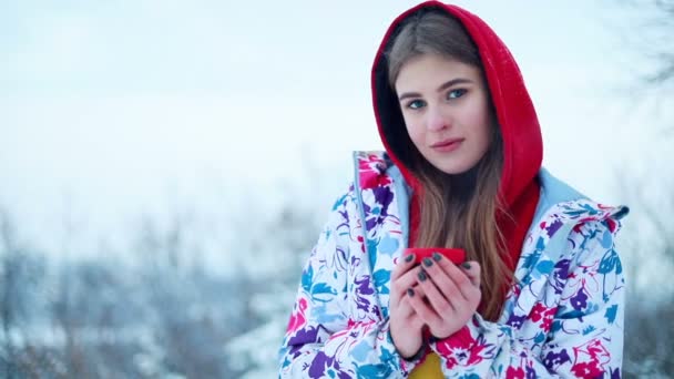 Neve Inverno Esporte Pessoas Conceito Beleza Menina Derrama Chá Quente — Vídeo de Stock