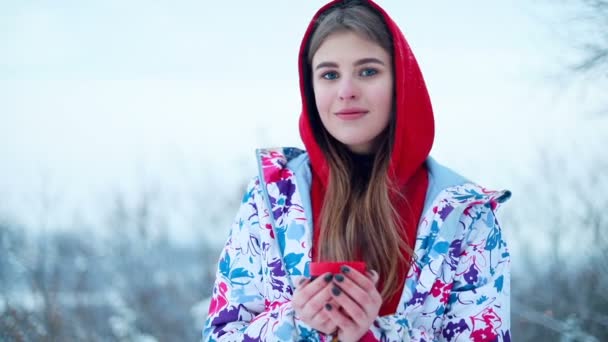 Sneeuw Winter Sport Mensen Schoonheid Concept Meisje Giet Hete Thee — Stockvideo