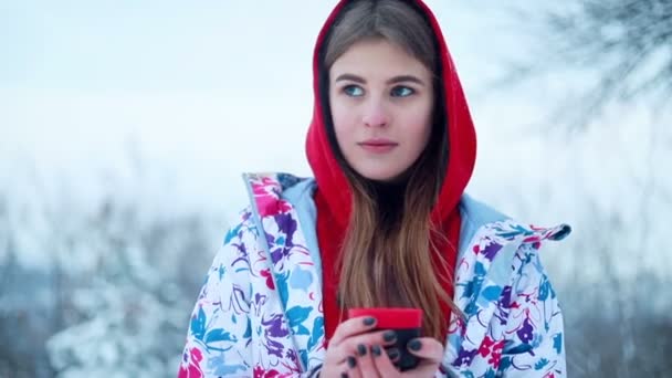 Neve Inverno Esporte Pessoas Conceito Beleza Menina Derrama Chá Quente — Vídeo de Stock