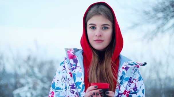 スポーツ 美しさの概念 女の子は冬の森の魔法瓶から熱いお茶を注ぐ 若い女性は 温かい飲み物と笑顔を楽しんでいます スキー リゾート — ストック動画