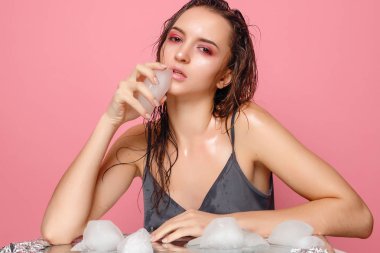 genç kadın buz bir pembe yüz geçerlidir.