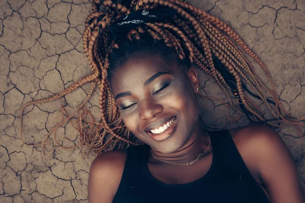 Bela fêmea africana em solo seco rachado no deserto — Fotografia de Stock