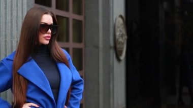 teknolojileri, iş, insanlar güzellik ve yaşam tarzı kavramı - şehrin sokak yürüyüş pelerin içinde şık kadın.