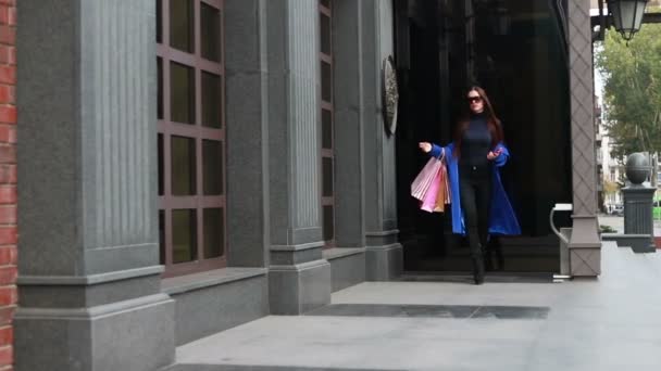 Verkoop Mensen Schoonheid Levensstijl Concept Stijlvolle Vrouw Mantel Lopen Straat — Stockvideo