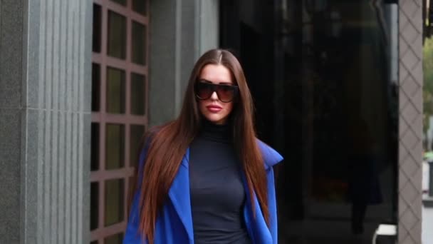 ビジネス の美しさやライフ スタイル コンセプト 街の通りの上を歩くマントでスタイリッシュな女性 — ストック動画