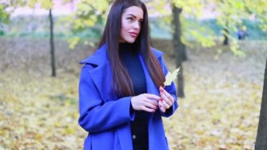 teknolojileri, iş, insanlar güzellik ve yaşam tarzı kavramı - şehrin sokak yürüyüş pelerin içinde şık kadın.